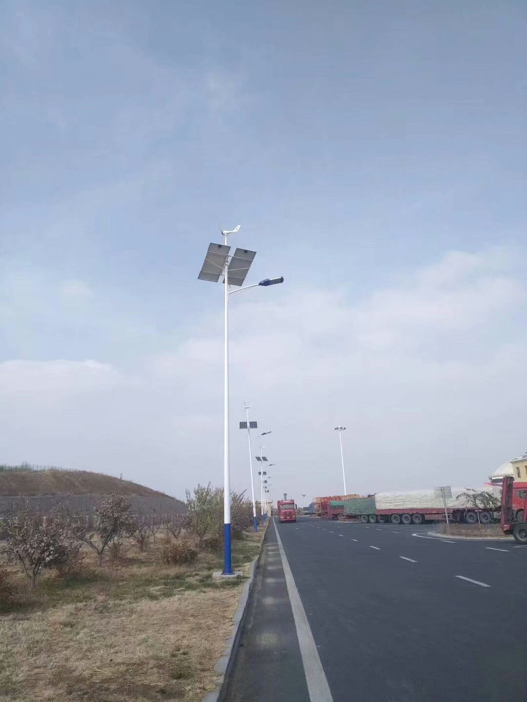 南京歐陸電氣風光互補照明系統(tǒng)，設備配置功率300W.jpg