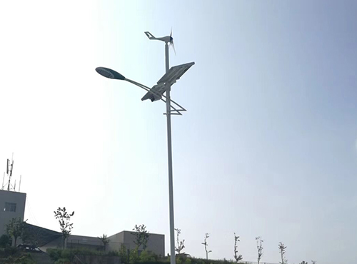 南京歐陸300W風光互補發(fā)電機為四川郫都縣鄉(xiāng)村道路點燃光亮
